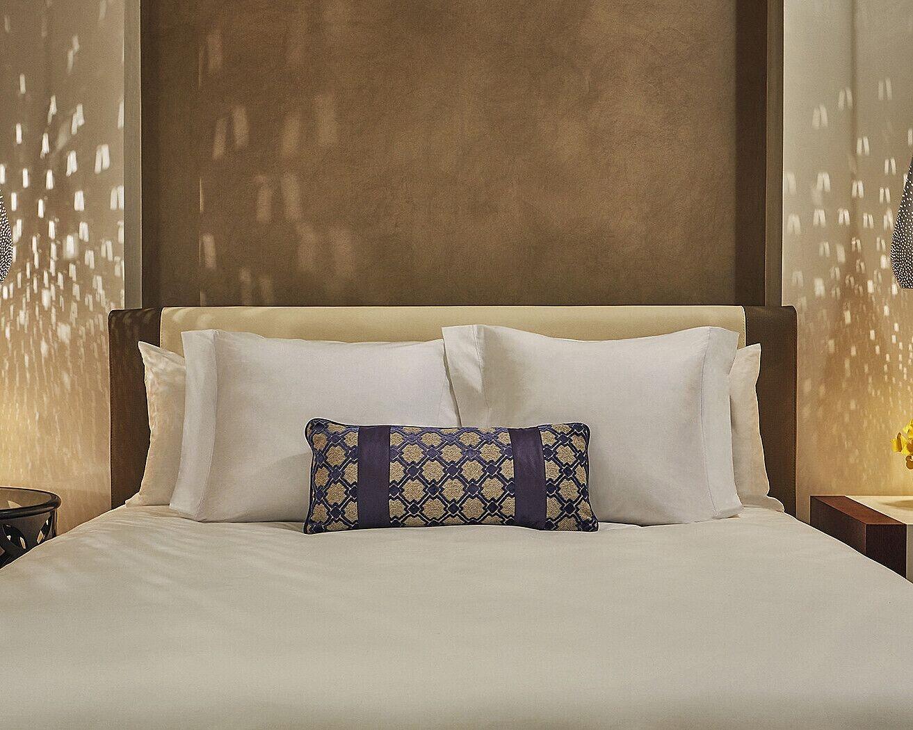 Four Seasons Hotel Casa Blanca Exterior foto A bed with two pillows